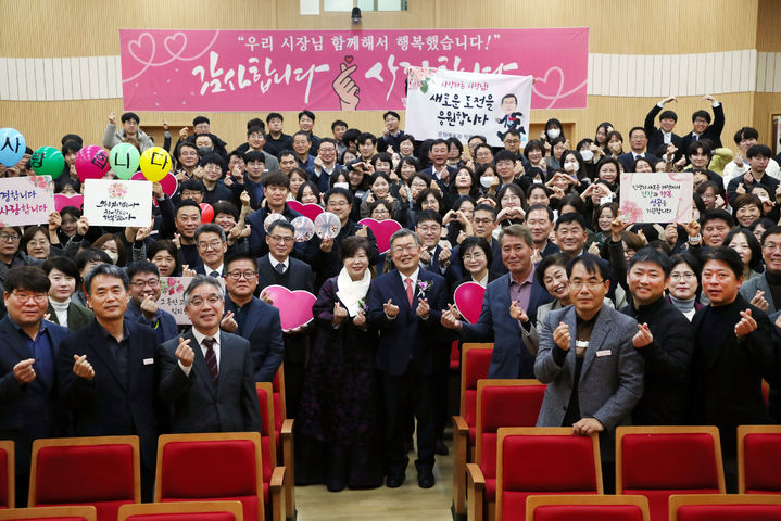 박일호 시장 퇴임식에서 직원들이 기념촬영을 하고 있다. (사진=밀양시 제공) *재판매 및 DB 금지