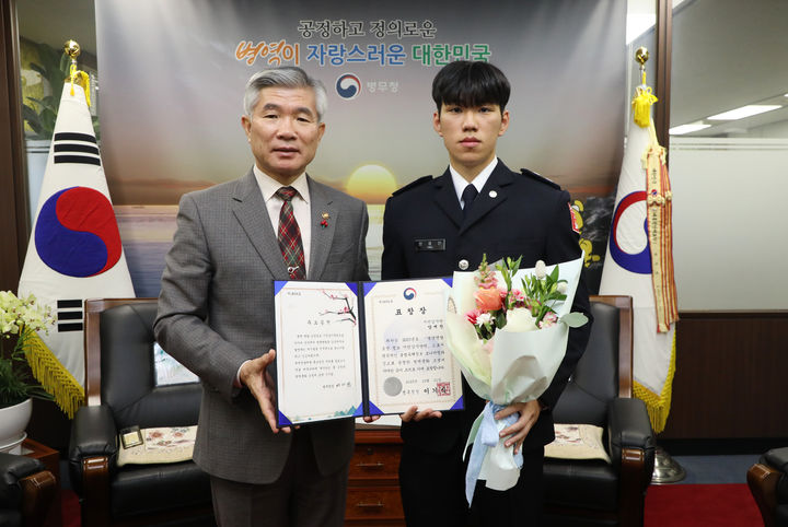 [서울=뉴시스] 이기식 병무청장(왼쪽)이 11일 정부대전청사에서 '병역면탈 조장정보 시민감시단' 우수활동 단원을 선정해 표창하고 기념촬영을 하고 있다. (사진=병무청 제공) 2023.12.11. photo@newsis.com *재판매 및 DB 금지