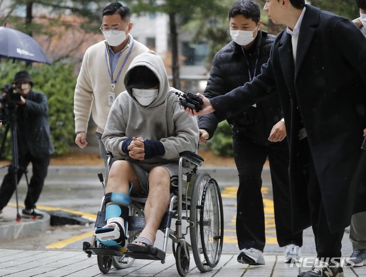 [인천=뉴시스] 김동영 기자 = 일면식이 없는 여성의 집에 몰래 침입해 감금, 성폭행을 시도한 30대 남성이 구속 전 피의자 심문을 받기 위해 11일 오후 인천 미추홀구 인천지법에 휠체어를 타고 들어서고 있다. 2023.12.11. dy0121@newsis.com