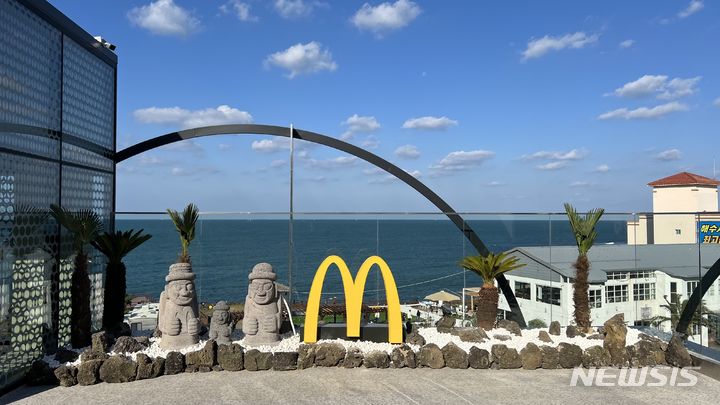 [제주=뉴시스] 류난영 기자 = 맥도날드 제주외도DT점 루프탑. 