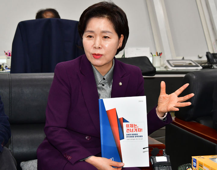 [광주=뉴시스] 송창헌 기자 ='한국의 희망' 양향자 대표가 11일 광주시의회에서 기자들과 만나 채년 총선을 앞두고 K첨단 벨트 구축 등 대표 정책을 설명하고 있다. (사진=양향자 의원 측 제공) *재판매 및 DB 금지