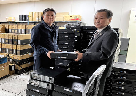 [서울=뉴시스] 권유철(왼쪽) 국가철도공단 정보관리처장이 지난 8일 PC나눔행사 기증 대상기관인 박상훈 한국장애인IT협회 대표와 기념촬영을 하고 있다. 2023.12.11.(사진=국가철도공단 제공) photo@newsis.com *재판매 및 DB 금지