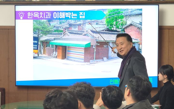 [청주=뉴시스] 이병찬 기자 = 김영환 충북지사가 11일 충북도청 여는마당에서 지역 업체와의 30억원 돈 거래 논란에 관해 설명하고 있다.2024.12.11.bclee@newsis.com *재판매 및 DB 금지