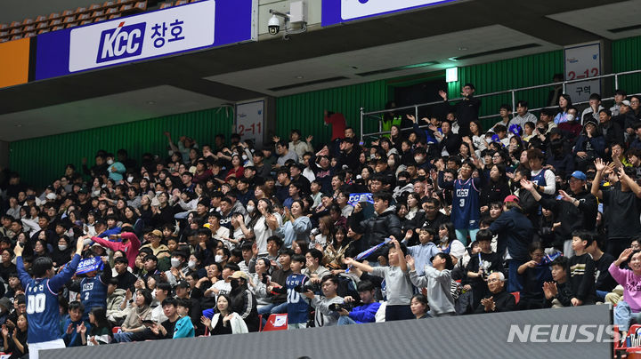 [서울=뉴시스]프로농구 부산 KCC 관중 (사진 = KBL 제공)