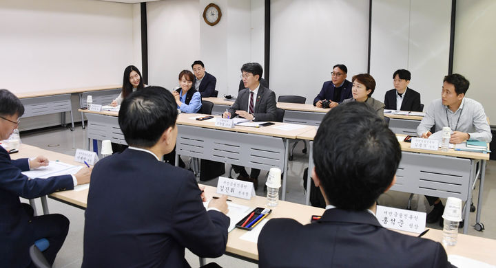 [서울=뉴시스] 김완섭 기획재정부 차관이 11일 오후 서울 중구 서민금융진흥원을 방문해 간담회를 주재하고 모두발언을 하고 있다. (사진 = 기획재정부 제공) 2023.12.11. *재판매 및 DB 금지