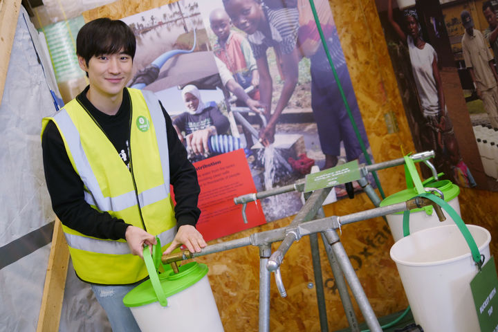 [서울=뉴시스] 배우 이제훈이 11일 열린 '제3회 대한민국 착한 기부자상' 시상식에서 행정안전부장관 표창을 수상했다. (사진=옥스팜 제공) 2023.12.11. photo@newsis.com *재판매 및 DB 금지