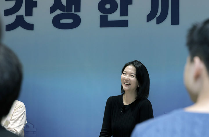 [서울=뉴시스]최수연 네이버 대표가 11일 미래에셋센터원에서 열린 한국경제인협회 '갓생한끼(한국판 버핏과의 점심)'행사에 참석해 대담을 하고 있다. (사진 = 한경협) photo@newsis.com *재판매 및 DB 금지