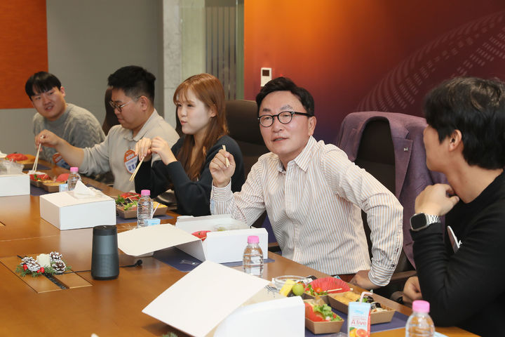 [서울=뉴시스]박현주 미래에셋그룹 회장이 11일 미래에셋센터원에서 열린 한국경제인협회 '갓생한끼(한국판 버핏과의 점심)'행사에 참석해 MZ세대들과 식사를 하며 담소를 나누고 있다. (사진 = 한경협) photo@newsis.com *재판매 및 DB 금지