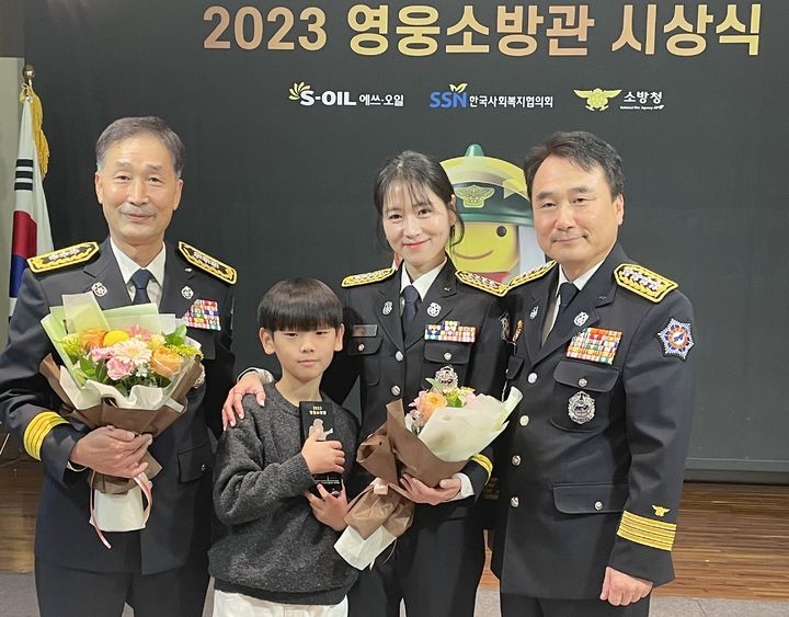 [괴산=뉴시스] 강신욱 기자 = 충북 괴산소방서 청천119안전센터 소속 이지나(오른쪽 두 번째) 소방장이 11일 올해의 영웅소방관에 뽑혔다. (사진=괴산소방서 제공) 2023.12.11. photo@newsis.com *재판매 및 DB 금지