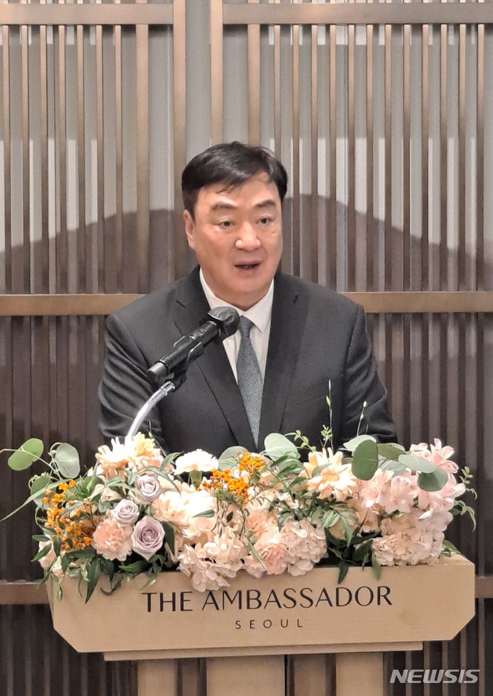 [서울=뉴시스]한중우호연합총회는 11일 서울 중구 앰배서더서울풀만호텔에서 주한중국대사관과 함께 '2023 한중우호협력대상 수상식'을 진행했다. 이날 시상자로 참석한 싱하이밍 주한 중국대사가 축사를 하고 있다.(사진=한중우호연합총회 제공) 2023.12.11 photo@newsis.com