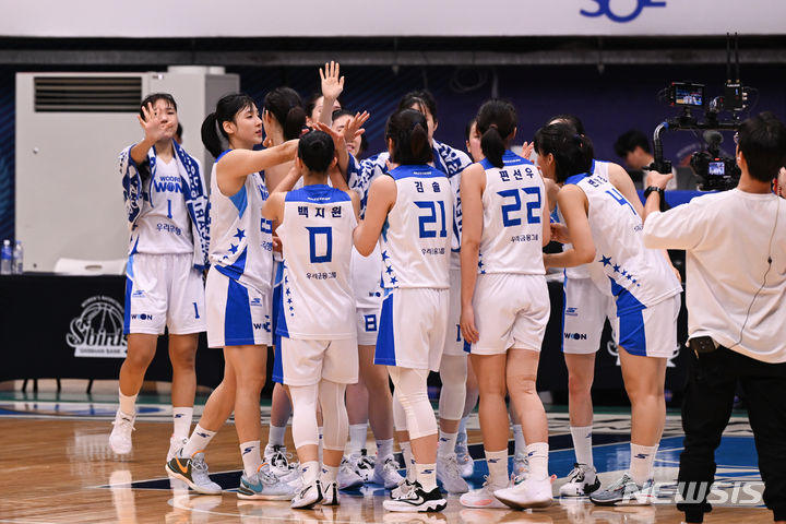 [서울=뉴시스]여자농구 아산 우리은행 (사진 = WKBL 제공)