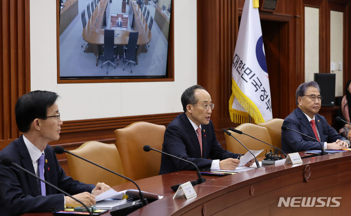 [서울=뉴시스] 김명원 기자 = 추경호 경제부총리 겸 기획재정부 장관이 11일 오전 서울 종로구 정부서울청사에서 경제안보공급망 관계장관회의에 참석해 발언하고 있다. 2023.12.11. kmx1105@newsis.com