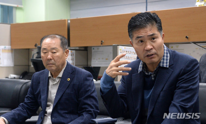 [전주=뉴시스] 김얼 기자 = 이원택 의원이 11일 전북 전주시 전북도의회 기자실에서 간담회를 열고 선거구 획정에 관란 질문에 답변하고 있다. 2023.12.11. pmkeul@newsis.com