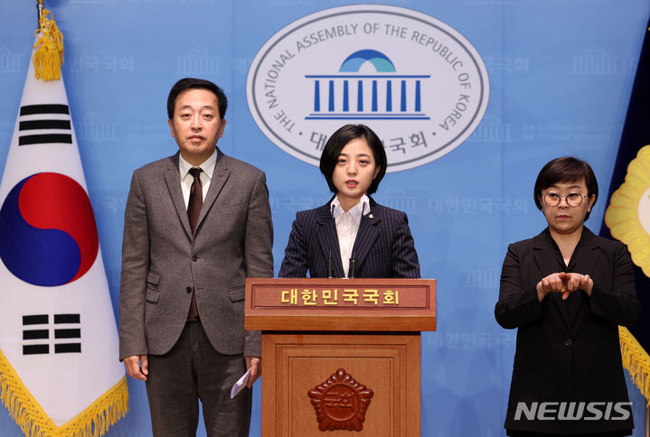 [서울=뉴시스] 이영환 기자 = 류호정(가운데) 세 번째 권력 공동운영위원장과 금태섭(왼쪽) 새로운선택 창당준비위원회 대표가 지난 11일 오전 서울 여의도 국회 소통관에서 젠더 정책 합동 발표 기자회견을 하고 있다. 