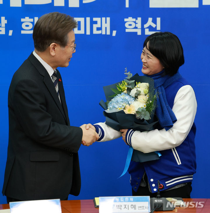 [서울=뉴시스] 고범준 기자 = 이재명 더불어민주당 대표가 11일 오전 서울 여의도 국회에서 열린 1차 인재영입식에서 박지혜 변호사와 악수하고 있다. 2023.12.11. bjko@newsis.com