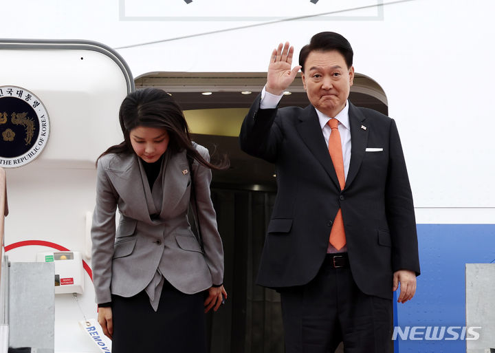 [성남=뉴시스] 조수정 기자 = 네덜란드를 국빈 방문하는 윤석열 대통령과 부인 김건희 여사가 11일 경기도 성남 서울공항에 도착해 공군 1호기 탑승에 앞서 인사를 하고 있다. 2023.12.11. chocrystal@newsis.com