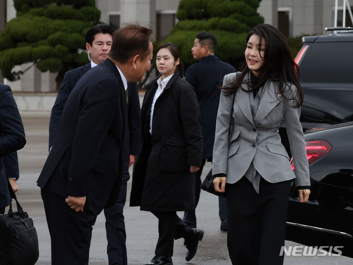 [성남=뉴시스] 조수정 기자 = 네덜란드를 국빈 방문하는 윤석열 대통령 부인 김건희 여사가 11일 경기도 성남 서울공항에 도착해 환송 나온 이상민 행정안전부 장관과 인사하고 있다. 2023.12.11. chocrystal@newsis.com