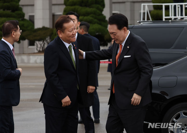 [성남=뉴시스] 조수정 기자 = 네덜란드를 국빈 방문하는 윤석열 대통령이 지난 2023년 12월11일 경기도 성남 서울공항에 도착해 환송 나온 이상민 행정안전부 장관과 대화하고 있다.2024.03.13.