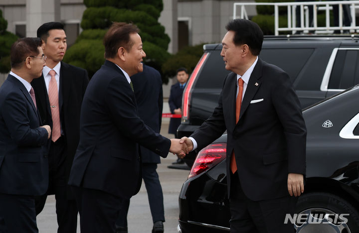 [성남=뉴시스] 조수정 기자 = 네덜란드를 국빈 방문하는 윤석열 대통령이 11일 경기도 성남 서울공항에 도착해 환송 나온 이상민 행정안전부 장관과 악수하고 있다. 2023.12.11. chocrystal@newsis.com