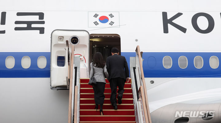 [성남=뉴시스] 조수정 기자 = 네덜란드를 국빈 방문하는 윤석열 대통령과 부인 김건희 여사가 11일 경기도 성남 서울공항에 도착해 공군 1호기에 탑승하고 있다. 2023.12.11. chocrystal@newsis.com