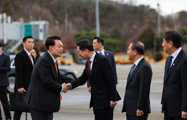 [성남=뉴시스] 네덜란드를 국빈 방문하는 윤석열 대통령이 11일 경기도 성남 서울공항에 도착해 공군 1호기 탑승에 앞서 김기현 국민의힘 대표와 인사하고 있다. (사진=대통령실 제공) 2023.12.11. photo@newsis.com *재판매 및 DB 금지