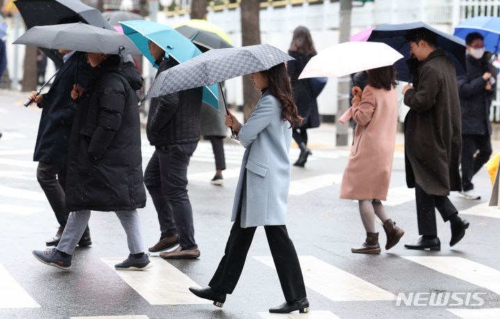 [서울=뉴시스] 황준선 기자 = 11일 오전 서울 종로구 한 거리에서 우산을 쓴 시민들이 발걸음을 재촉하고 있다. 2023.12.11. hwang@newsis.com