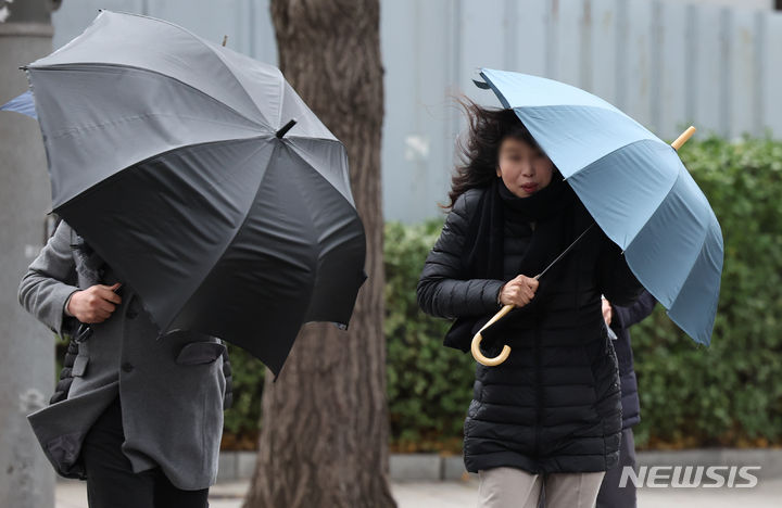 [서울=뉴시스] 황준선 기자 = 강원도에 24년 만에 12월 호우특보가 발표된 데 이어, 일부 지역에선 기상 관측 이래 12월 중 가장 많은 비가 내린 것으로 관측됐다. 사진은 11일 오전 서울 종로구 한 거리에서 우산을 쓴 시민들이 발걸음을 재촉하는 모습. 2023.12.11. hwang@newsis.com