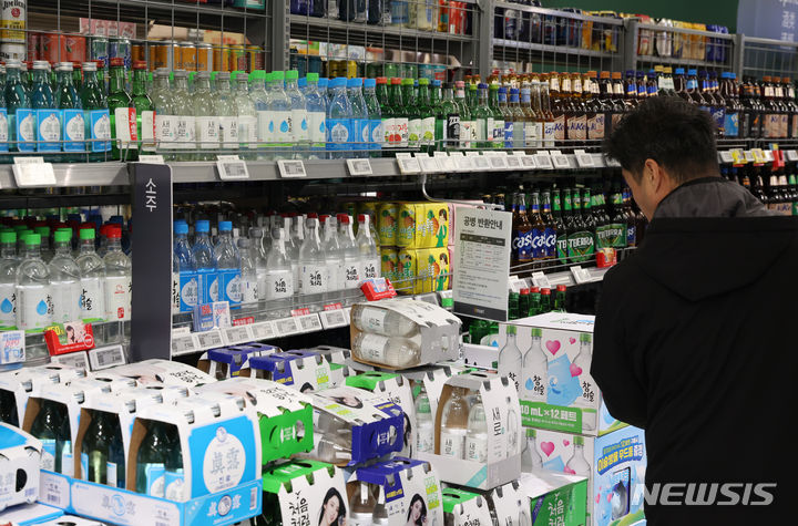 [서울=뉴시스] 고승민 기자 = 지난해 12월11일 서울의 한 대형마트에 진열된 소주, 맥주 모습. 2023.12.11. kkssmm99@newsis.com