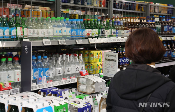 [서울=뉴시스] 서울의 한 대형마트에 진열된 소주와 맥주 제품. photo@newsis.com