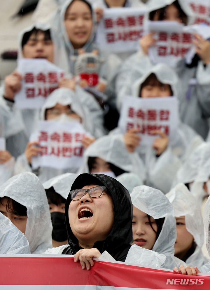 [대구=뉴시스] 이무열 기자 = 11일 대구 북구 산격동 경북대학교 본관 계단 앞에서 경북대 총학생회가 '금오공대 통합 반대 총궐기대회'를 하고 있다. 2023.12.11. lmy@newsis.com