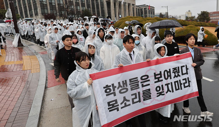 [대구=뉴시스] 이무열 기자 = 11일 대구 북구 산격동 경북대학교 본관 계단 앞에서 경북대 총학생회가 '금오공대 통합 반대 총궐기대회'를 마친 뒤 교내행진하고 있다. 2023.12.11. lmy@newsis.com