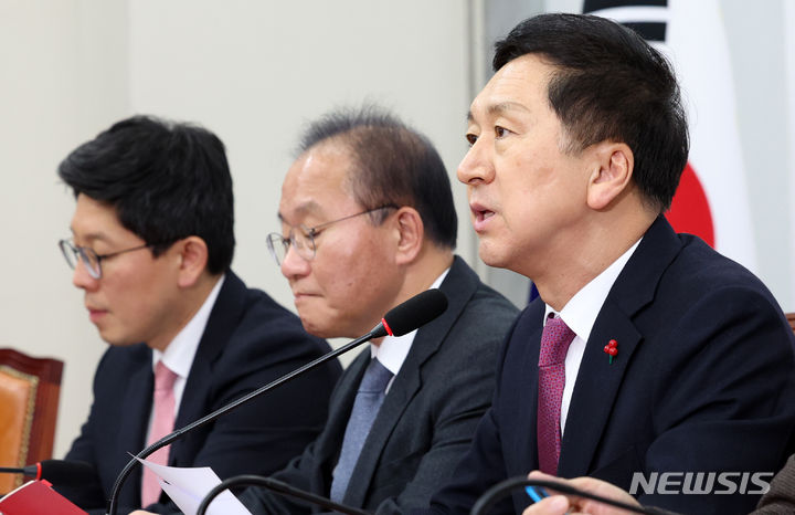 [서울=뉴시스] 이영환 기자 = 김기현 국민의힘 대표가 11일 오후 서울 여의도 국회에서 열린 최고위원회의에 참석해 발언을 하고 있다. 2023.12.11. 20hwan@new
