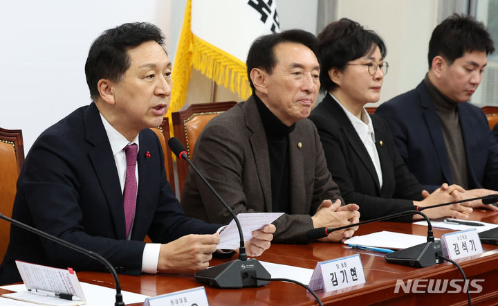 [서울=뉴시스] 이영환 기자 = 김기현 국민의힘 대표가 11일 오후 서울 여의도 국회에서 열린 최고위원회의에 참석해 발언을 하고 있다. 2023.12.11. 20hwan@new