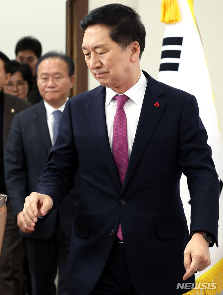 [서울=뉴시스] 이영환 기자 = 김기현 국민의힘 대표와 윤재옥 원내대표가 11일 오후 서울 여의도 국회에서 열린 최고위원회의에 참석하고 있다. 2023.12.11. 20hwan@new