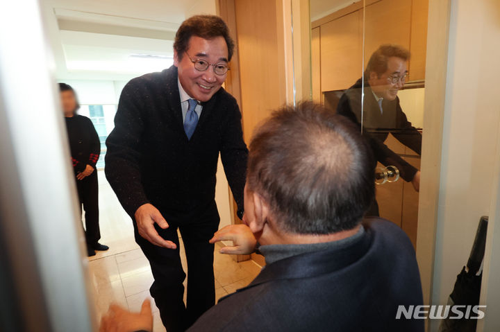 [서울=뉴시스] 권창회 기자 = 이낙연 더불어민주당 전 대표가 11일 오후 서울 종로구 이 전 대표 사무실을 방문한 이상민 의원과의 면담을 마치고 배웅하고 있다. 2023.12.11. kch0523@newsis.com