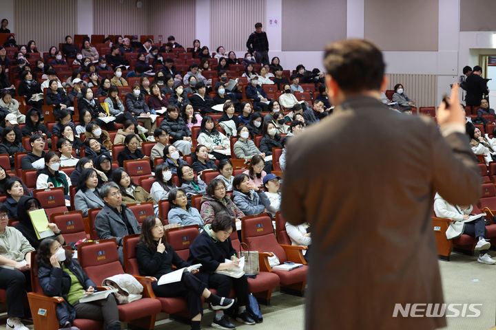 [서울=뉴시스] 황준선 기자 = 지난해 12월11일 오후 서울 동작구 숭실대학교에서 열린 2024 대입 정시모집 대비 학생·학부모 대상 대입 설명회를 찾은 학생과 학부모들이 설명을 듣고 있다. 2024.01.03. hwang@newsis.com