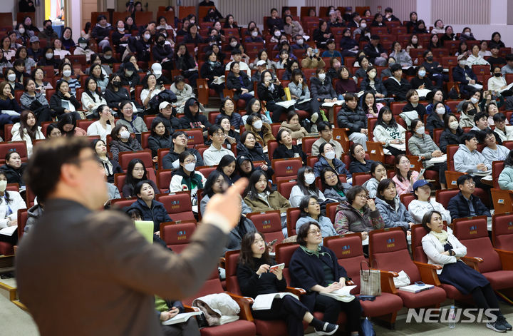 [서울=뉴시스] 황준선 기자 = 11일 오후 서울 동작구 숭실대학교에서 열린 2024 대입 정시모집 대비 학생·학부모 대상 대입 설명회를 찾은 학생과 학부모들이 설명을 듣고 있다. 2023.12.11. hwang@newsis.com