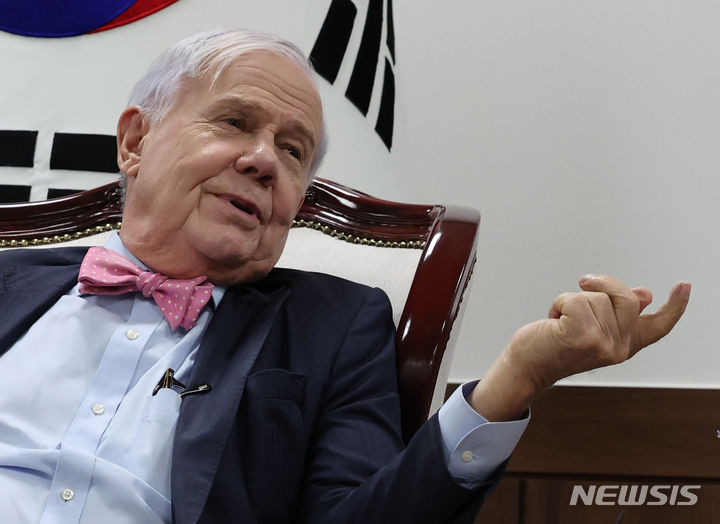 [서울=뉴시스] 김명원 기자 = 짐 로저스 로저스홀딩스 회장이 11일 서울 종로구 정부서울청사 통일부 장관실에서 김영호 통일부 장관을 만나 대화하고 있다.  2023.12.11. kmx1105@newsis.com