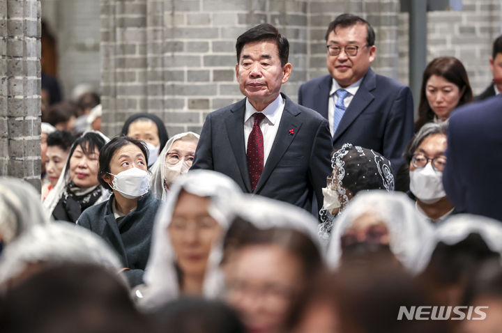 [서울=뉴시스] 정병혁 기자 = 김진표 국회의장이 11일 서울 중구 명동성당에서 열린 한-교황청 수교 60주년 미사에 참석하고 있다. 2023.12.11. jhope@newsis.com