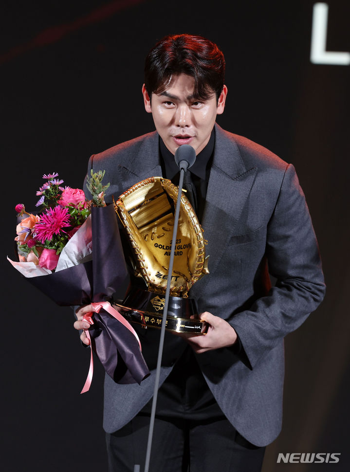 [서울=뉴시스] 홍효식 기자 = 11일 오후 서울 강남구 코엑스 오디토리움에서 열린 2023 신한은행 SOL KBO 골든글러브 시상식에서 1루수 부문 골든글러브를 수상한 LG 오스틴을 대신해 홍창기가 대리 소감을 밝히고 있다. 2023.12.11. yesphoto@newsis.com
