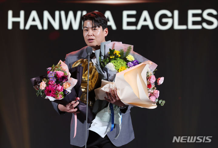 [서울=뉴시스] 홍효식 기자 = 11일 오후 서울 강남구 코엑스 오디토리움에서 열린 2023 신한은행 SOL KBO 골든글러브 시상식에서 3루수 부문 골든글러브를 수상한 한화 노시환이 소감을 밝히고 있다. 2023.12.11. yesphoto@newsis.com