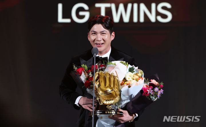 [서울=뉴시스] 홍효식 기자 = 11일 오후 서울 강남구 코엑스 오디토리움에서 열린 2023 신한은행 SOL KBO 골든글러브 시상식에서 유격수 부문 골든글러브를 수상한 LG 오지환이 소감을 밝히고 있다. 2023.12.11. yesphoto@newsis.com