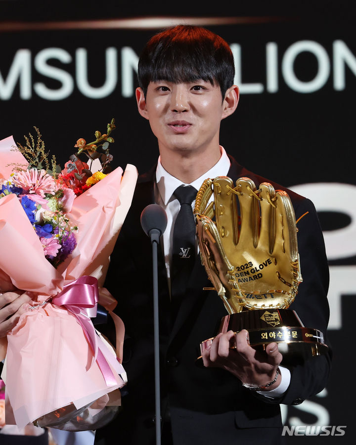 [서울=뉴시스] 홍효식 기자 = 11일 오후 서울 강남구 코엑스 오디토리움에서 열린 2023 신한은행 SOL KBO 골든글러브 시상식에서 외야수 부문 골든글러브를 수상한 삼성 구자욱이 소감을 밝히고 있다. 2023.12.11. yesphoto@newsis.com