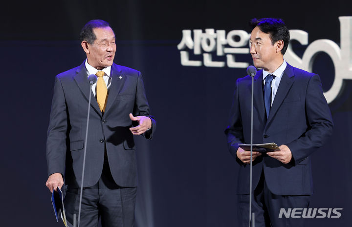 [서울=뉴시스] 홍효식 기자 = 11일 오후 서울 강남구 코엑스 오디토리움에서 열린 2023 신한은행 SOL KBO 골든글러브 시상식에서 투수·포수 부문 골든글러브 시상자로 나선 박철순, 김동수가 인사말을 하고 있다. 2023.12.11. yesphoto@newsis.com
