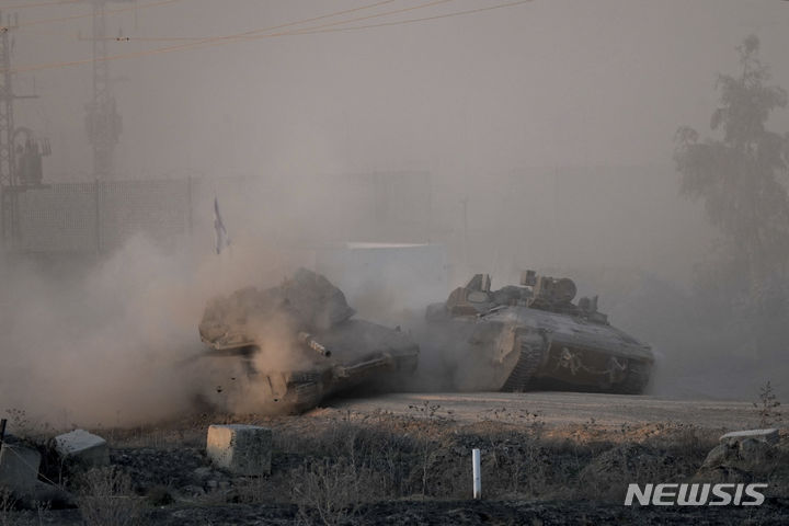 [가자지구=AP/뉴시스] 11일(현지시각) 이스라엘 남부 가자지구 접경 부근에서 이스라엘군 전차들이 기동하고 있다. 2023.12.12.