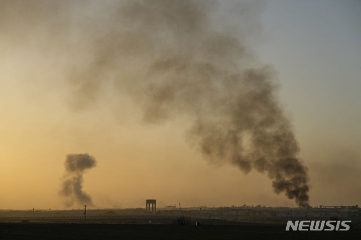 [가자지구=AP/뉴시스] 11일(현지시각) 이스라엘의 폭격으로 가자지구에서 연기가 솟고 있다. 2023.12.12.