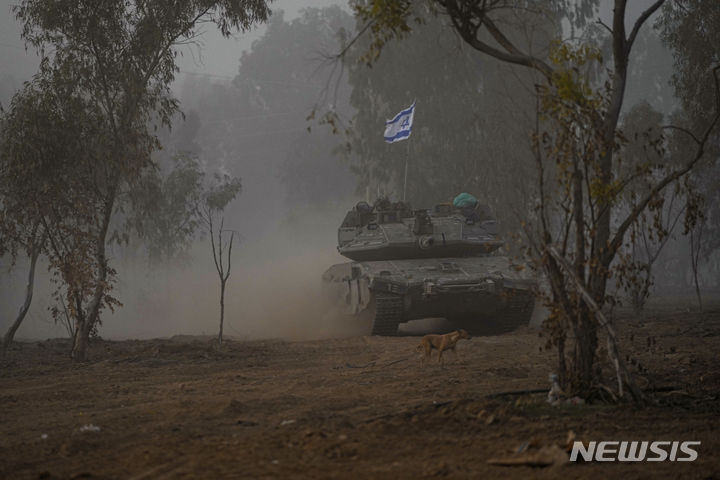 [가자지구=AP/뉴시스] 11일(현지시각) 이스라엘 남부 가자지구 접경 부근에서 이스라엘군 전차가 이동하고 있다. 2023.12.12.