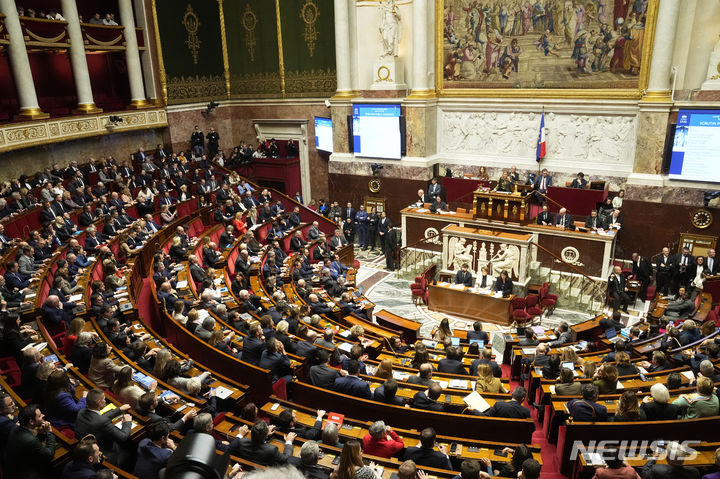 프랑스 하원, '15세 미만 SNS 금지' 법안 가결…마크롱 "중대한 진전"