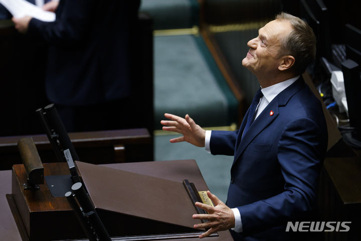 [바르샤바=AP/뉴시스]지난 13일(현지시간) 새롭게 출범한 폴란드 새 내각은 전 정부가 체결한 무기 도입 계약 일부를 재검토 할 수 있다는 입장을 밝혔다. 다만, 한국산 무기 구입은 중요하다고 했다. 사진은 도날트 투스크가 지난 11일(현지시간) 폴란드 바르샤바 의회에서 신임 총리로 선출된 후 연설하고 있는 모습. 2023.12.26.