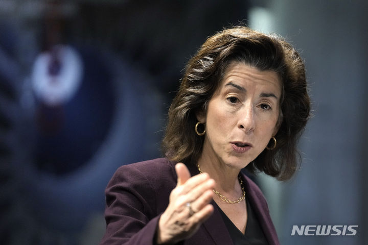 [내슈아(뉴햄프셔)=AP/뉴시스]지나 러몬도 미 상무장관이 지난달 11일 뉴햄프셔주 내슈아의 한 업체를 방문해 발언하는 모습. 2024.01.06. photo@newsis.com